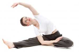 Vrouw tijdens actieve mindfulness oefening - energie terugvinden door meditatietraining