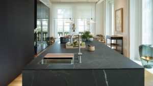 Home Moderne open keuken met eiland en verlichte kasten als voorbeeld van een mooiste keuken voor in uw huis in Oisterwijk