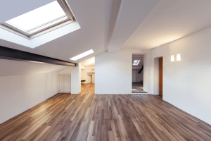 Home Donkere wengé houten vloer in landelijke interieurstijl met lichte meubels en gordijnen