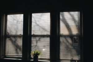 Praktische tips voor energie besparen in huis: jaloeziëen, shutters, LED lampen en minder sluipgebruik