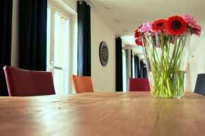 Home Verschillende tafels: hout, glas en epoxy varianten - welke tafel past bij jou en je interieur?