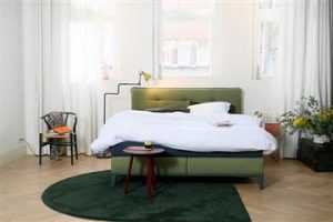 Home Slaapcomfort Jack Suykerbuyk showroom met M Line boxspring displays in Sint Willebrord