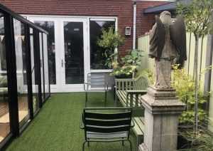 Kunstgras leggen in het najaar: voorbereiding van de ondergrond met zandbed