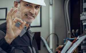Home Elektricien installeert inductieplaat om minder gas te verbruiken