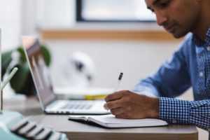 Home Kantoor kasten voor organisatie van documenten en werkspullen om efficiency te verbeteren