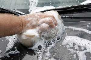 Handschoenen en schoonmaakspullen voor het schoonmaken van je auto interieur inclusief ventilatieroosters en stoelen