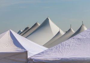 Elegante trouwtent voor een onvergetelijke bruiloft in de buitenlucht met pagodetent stijl