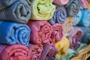 Home Kleurrijke textielen en stoffen in een stoffenwinkel in Utrecht met inspirerende patronen en materialen