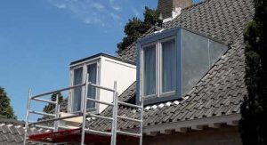 Montagegemak met zink: zinken dakgoot met natuurlijke patina voor duurzaam dakbescherming