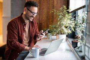 Home Kantoormedewerker met headset illustreert de voordelen van een antwoordservice voor zakelijke communicatie en klantenservice