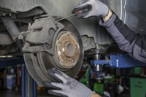Home APK Keuring in Venray controleur inspecteert voertuig op veiligheid en milieueisen met gespecialiseerde apparatuur