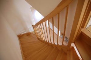Home Specialist in hout en traprenovatie met uitgebreid assortiment houtproducten en professionele renovatiediensten