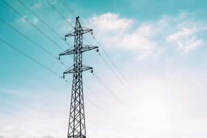 Schematische weergave van elektrische installaties en componenten zoals kabels en schakelaars in een huishoudelijk systeem