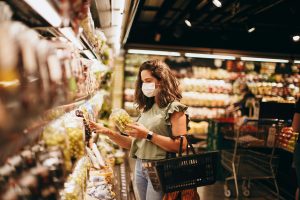 Home Vrouw maakt wandeling in de natuur als onderdeel van een actieve levensstijl voor mentale gezondheid