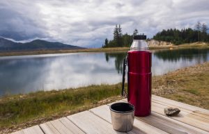 Home Vergelijking koffiebeker en thermosbeker voor het bewaren van koude dranken met dubbelwandige isolatie