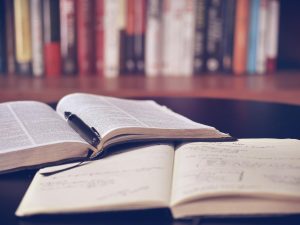 Home Student bekijkt aantekeningen bij het zoeken naar de perfecte woonplek voor studie met aandacht voor locatie