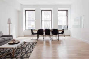 Modern interieurontwerp toont een elegante, functioneel ingerichte woonkamer met professioneel interieuradvies.