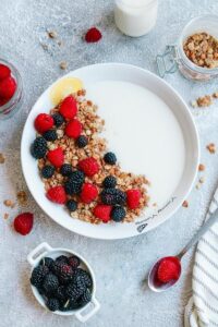 Home Voedzame granola te bestellen voor yoghurt, smoothie bowl en havermout met noten, granen en gedroogd fruit