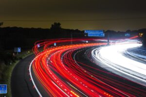 Verkeersregelaar regelt verkeer met stopbord bij evenement of wegwerkzaamheden