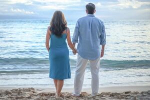 Home Dating voor senioren: twee 50-plussers ontmoeten elkaar op basis van gedeelde interesses en hobby's voor echte verbinding