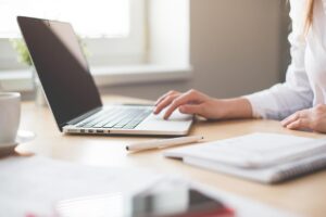 Innovatieve kantoorinrichting met ergonomische meubels, groene planten en moderne werkplekken voor productief werken
