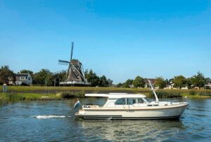 Luxe motorjacht voor een romantisch weekend op het water met tweepersoons cabine en zonnedek