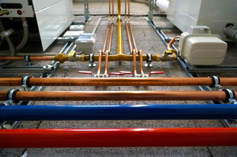 Vloerverwarmingsbuizen in moderne woning met gelijkmatige warmteverdeling en comfortabele leefomgeving