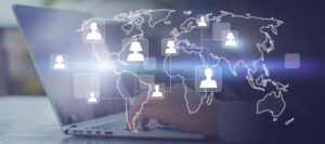 Home Handen gebruiken laptop en smartphone voor linkbuilding en zoekmachine optimalisatie strategie online groeien