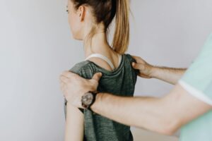 Home Fysiotherapeut voert manuele therapie techniek uit op patiënt voor gewrichts- en spierbehandeling