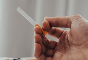 Home Herstelcoach in gesprek met cliënt in veilige, vertrouwensvol omgeving voor samenwerking en herstel